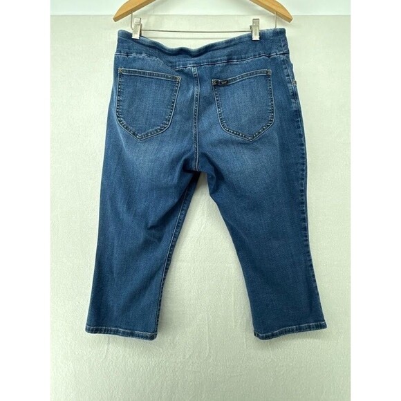 Women's Lee Slim Fit Sculpting Mid Rise Pull on Capri Jeans SIze 14 Petite - Picture 6 of 8